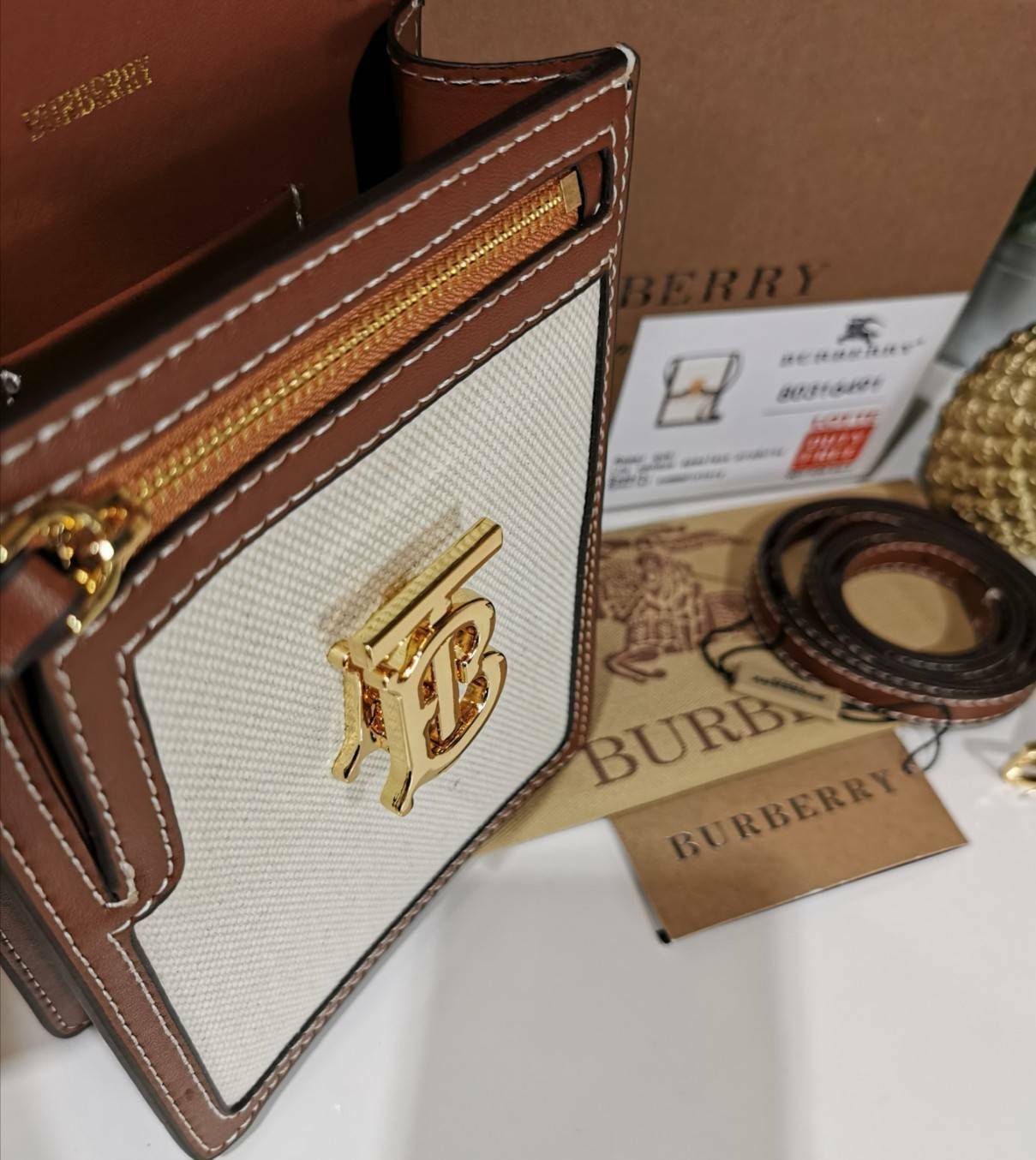 พรีเมี่ยมกิ๊ฟแท้ 100% 】BURBERRY FRAGRANCES CROSSBODY BAG VIP GIFT WITH PURCHASE (GWP) กระเป๋าสะพายพรีเมี่ยมกิ๊ฟ Limited Edition จากน้ำหอม BURBERRY วัสดุ Canvas Cotton & Leather ทรงเหลี่ยมแนวตั้งดีไซน์สวยหรูอยู่ทรงมีโลโก้แบรนด์ด้านหน้า