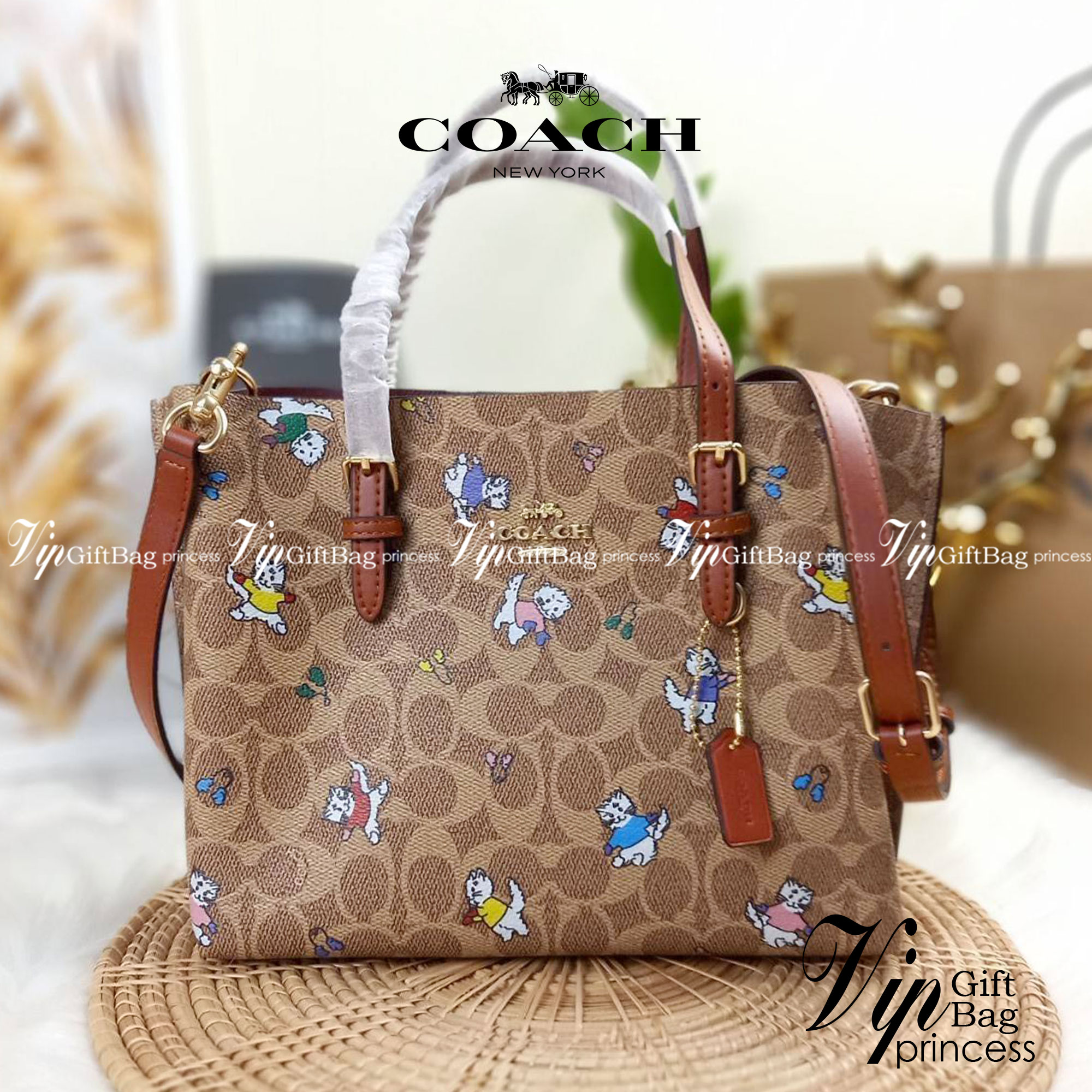 ไม่หลงรัก ทำไงไหว!! COACH MOLLIE TOTE 25 IN SIGNATURE CANVAS WITH SNOOPY (COACH C4250) กระเป๋าถือ กระเป๋าสะพาย รุ่นฮิต พิมพ์ลาย น่ารักเกินเบอร์ได้อีก// ขนาดเหมาะมือ มีสายสะพายยาว ถอดและปรับระดับได้ //วัสดุแคนวาส ผสมหนังแท้ ขึ้นทรงสวย ลาย SIGNATURE ด้านในโ