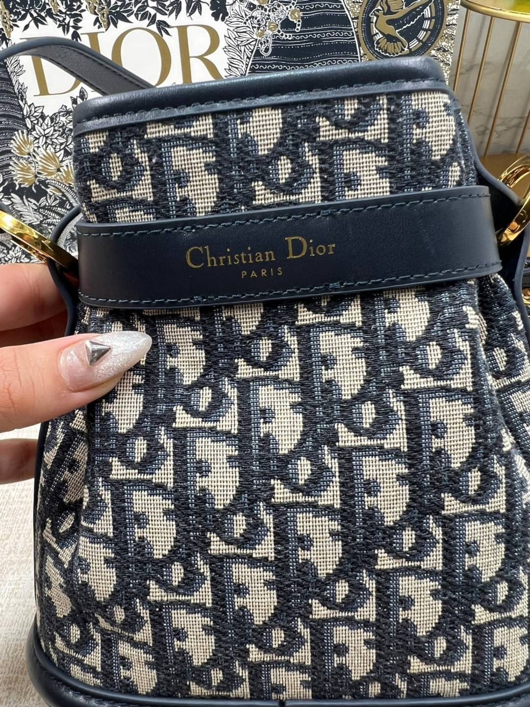 DIOR SMALL C'EST 17 cm / Dior bucket bag รุ่นใหม่สวยหรู ดูแพงมากค่ะ กระเป๋าสะพายบัคเก็ต รูปทรงคลาสสิค ใช้งานง่ายภายในโล่งกว้างมาก สวยมาก ควรมีค่า