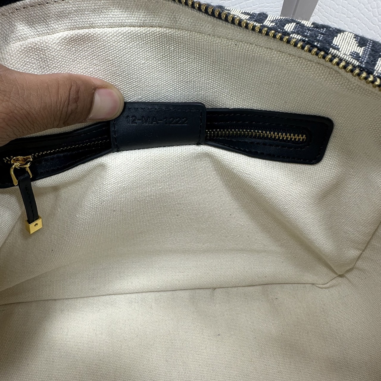 DIOR D-Vibe Bowling Bag Oblique jacquard fabric in blue กระเป๋าทรงหมอน ทรงโบว์ลิ่งทันสมัยและปราดเปรียว ใช้งานง่ายจุของได้เยอะ สวยงามเป็นเอกลักษณ์ เกรดท็อปไฮเอน 1:1 ใช้งานต่างประเทศได้