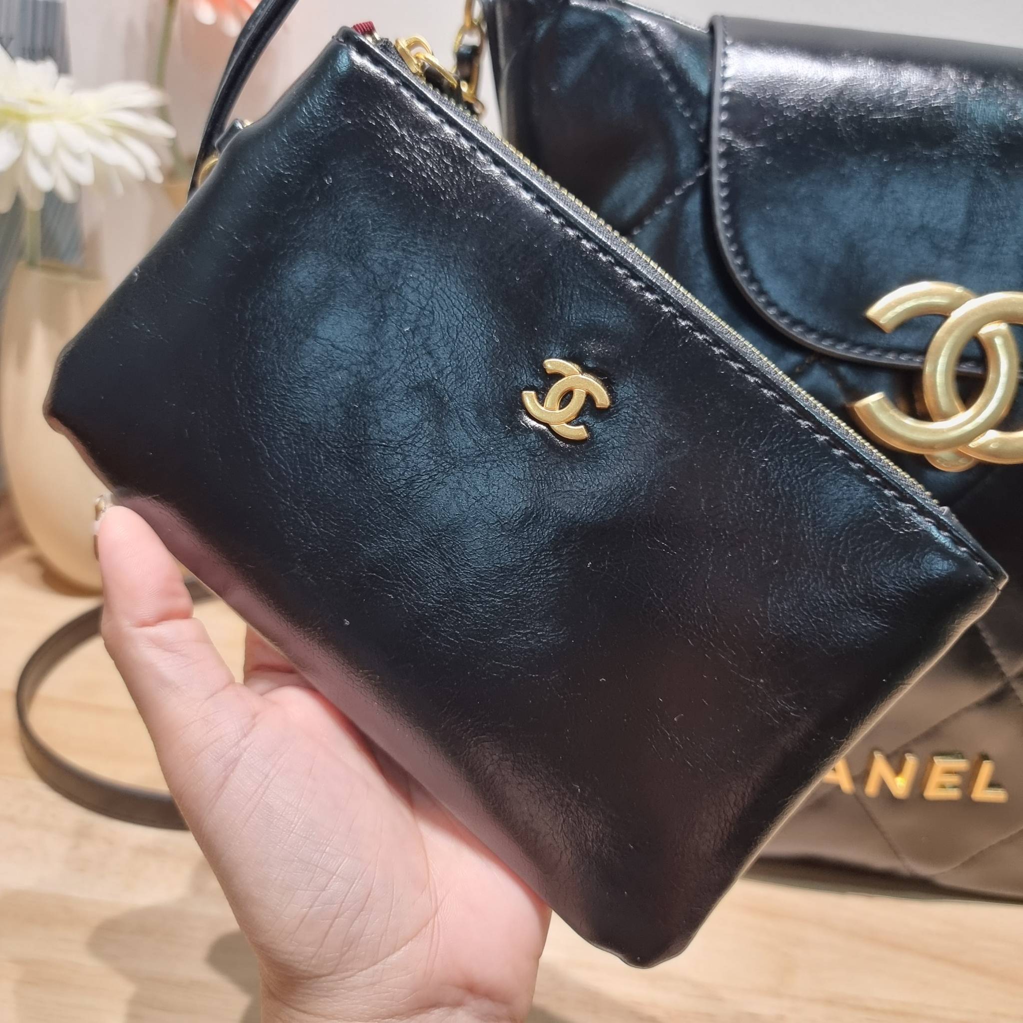 Chanel crossbody tote bag ไอเท็มเอ็กซ์คลูซีพ กระเป๋าสะพายรูปทรงโท้ทสะดวกใช้ มีฝาปิดกระดุมแม่เหล็กให้ในตัว และยังมีใบลูกอีกด้วย โดดเด่นด้วยโลโก้เอกลักษณ์สีทองหรู