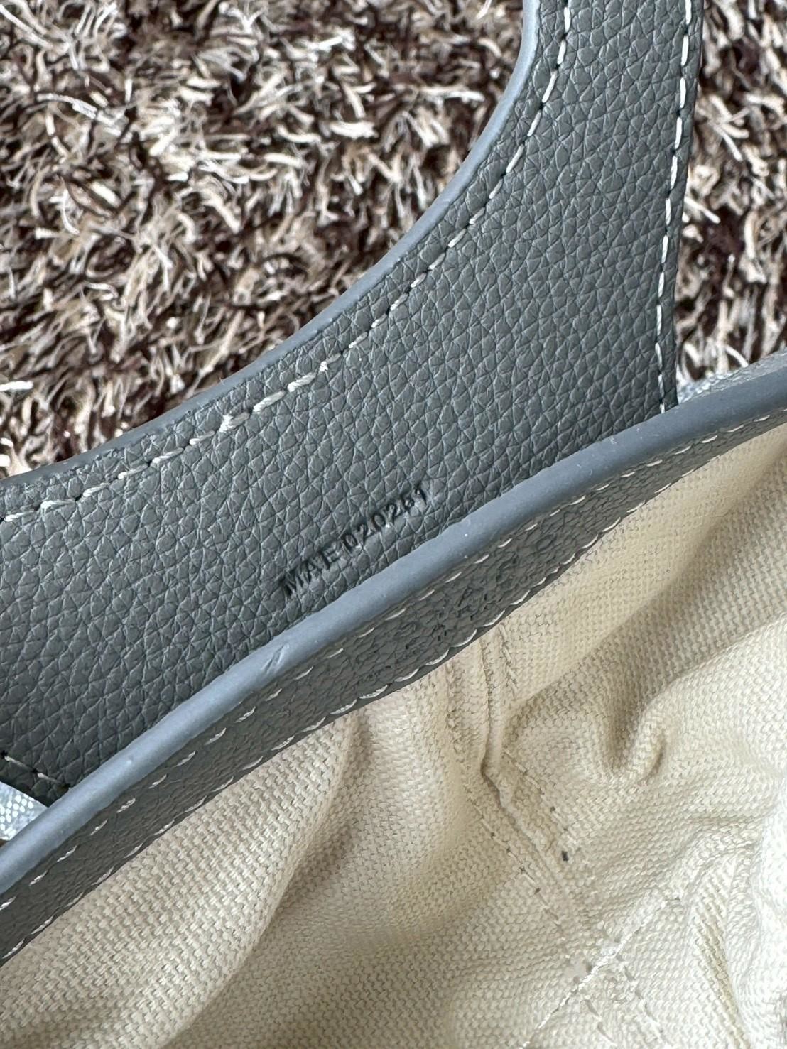 Goyard Beluga Mini Bag กระเป๋าสะพายทรงบัคเก็ต หูจับในตัว ภายในเป็นเชือกรูด น่ารักเกินต้าน เหมาะมากกับสาวๆสายแต่งตัวน่ารัก ขนาดกำลังพอดีไม่เล็กไม่ใหญ่เกินไป ควรมีมากค่า