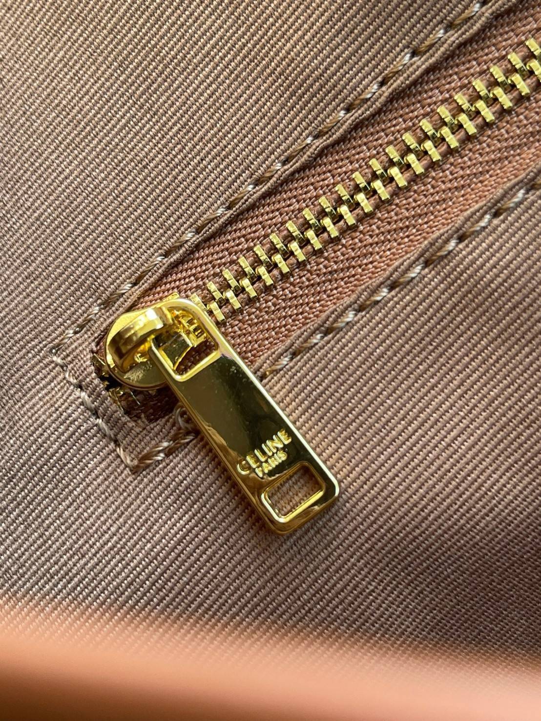 Celine Triomphe Large Shoulder Bag กระเป๋าสะพายรุ่นนี้ก็เป็นอีกหนึ่งใบที่คุ้มค่าคุ้มราคามากสำหรับสาวๆที่ชอบพกพาสิ่งของเยอะ เพราะมีฐานที่ขนาดกว้างเลยทีเดียว ด้วยดีไซน์กึ่งทางการ กึ่งลำลอง จึงใช้งานได้หลายโอกาส ลายtriompheที่โดดเด่นเป็นเอกลักษณ์ หรูหราดูแพง