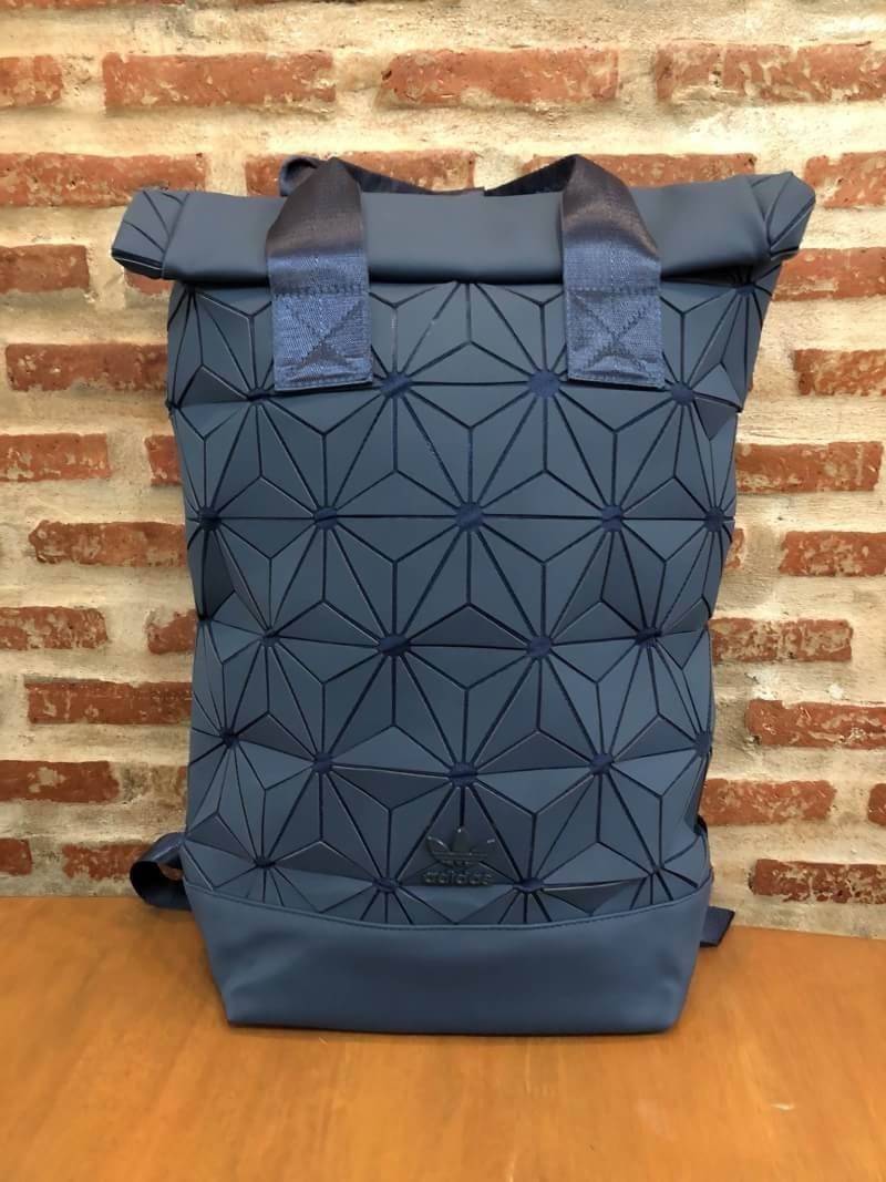 Adidas 3D Roll Top Backpack กระเป๋าเป้ Unisex ดีไซน์สุดฮิตสไตล์ ISSEY MIYAKE ใช้ได้ทั้งชายและหญิง เปิดปิดแบบ Roll Top ด้านหน้ามีโลโก้ ด้านหลังมี1ช่องซิป หัวซิปตีแบรนด์2ฝั่งตามคอลเลคชั่นY2018สวยดูดีใบใหญ่กำลังดีน้ำหนักเบา ภายในกว้างและจุ มีโลโก้ ช่องซิปช่อ