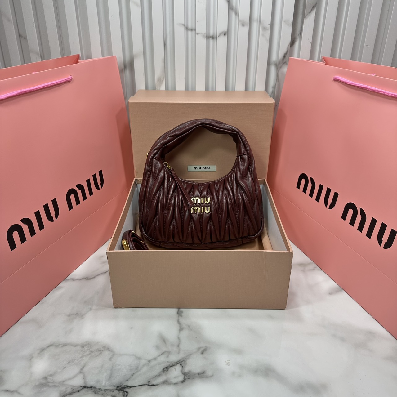 ORI หนังแท้ | MIU MIU Wander matelassé nappa leather hobo bag Small 22cm กระเป๋าสะพายทรงโฮโบ คิ้วท์สุดปัง ลุคลูกคุณหรูหราด้วยดีไซน์จับจีบนูนลวดลายเป็นเอกลักษณ์ หูจับในตัว ถือแบบเลิศๆ หรือจะใส่สายสะพายข้างก็ได้อีกลุค