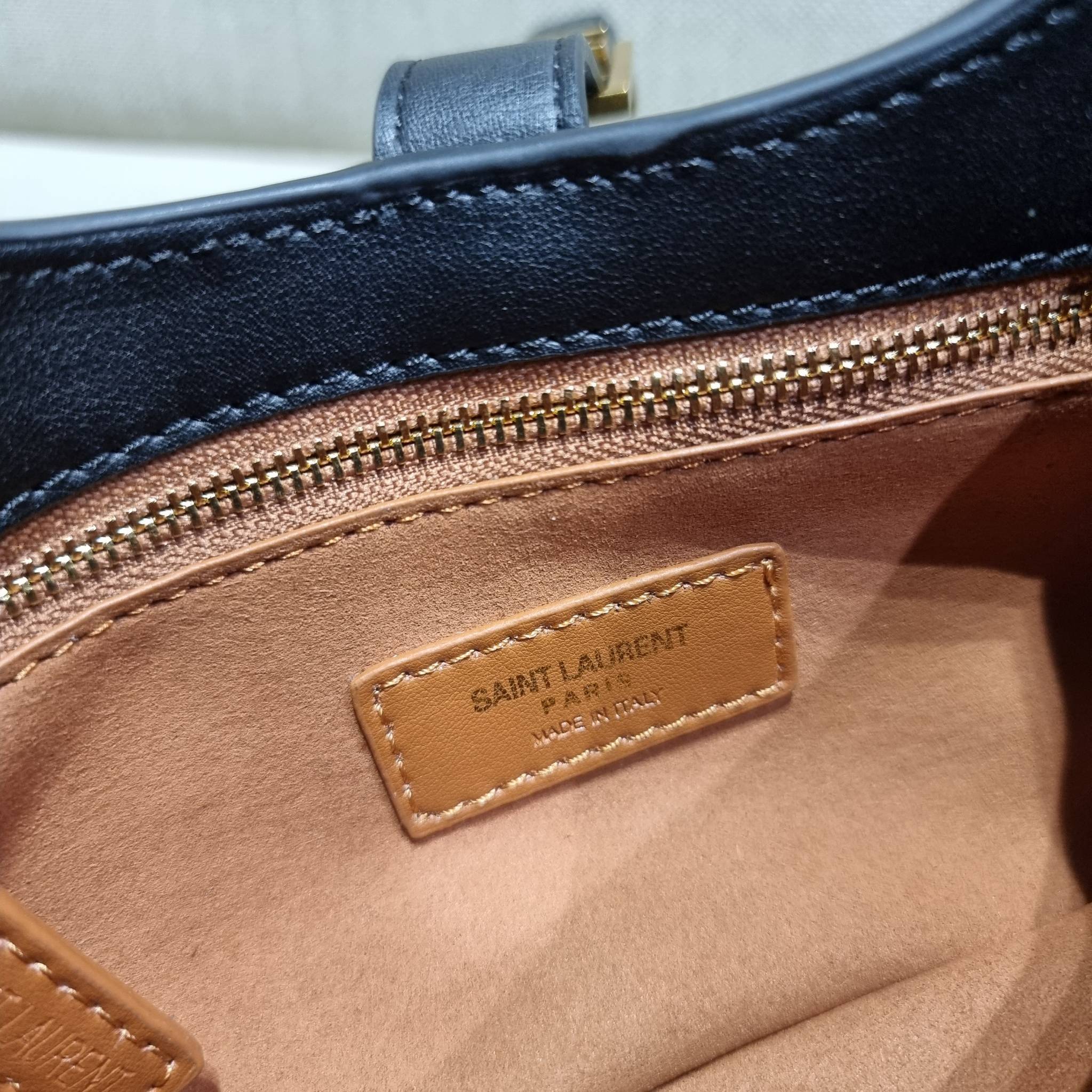 Yves Saint laurent le fermoir hobo bag in shiny leather / YSL hobo bag กระเป๋าสะพายไหล่ ดีเทลหรู สวยครบทุกมุม ตอบโจทย์สาวๆทุกไลฟ์สไตล์ เพราะใช้งานได้ง่ายและสะดวก vip พรีเมี่ยมกิ๊ฟจาก dytyfree วัสดุหนังวัวแท้เต็มใบ สัมผัสดีงามมากๆ น้ำหนักเบา ดูแพงที่สุด ปา