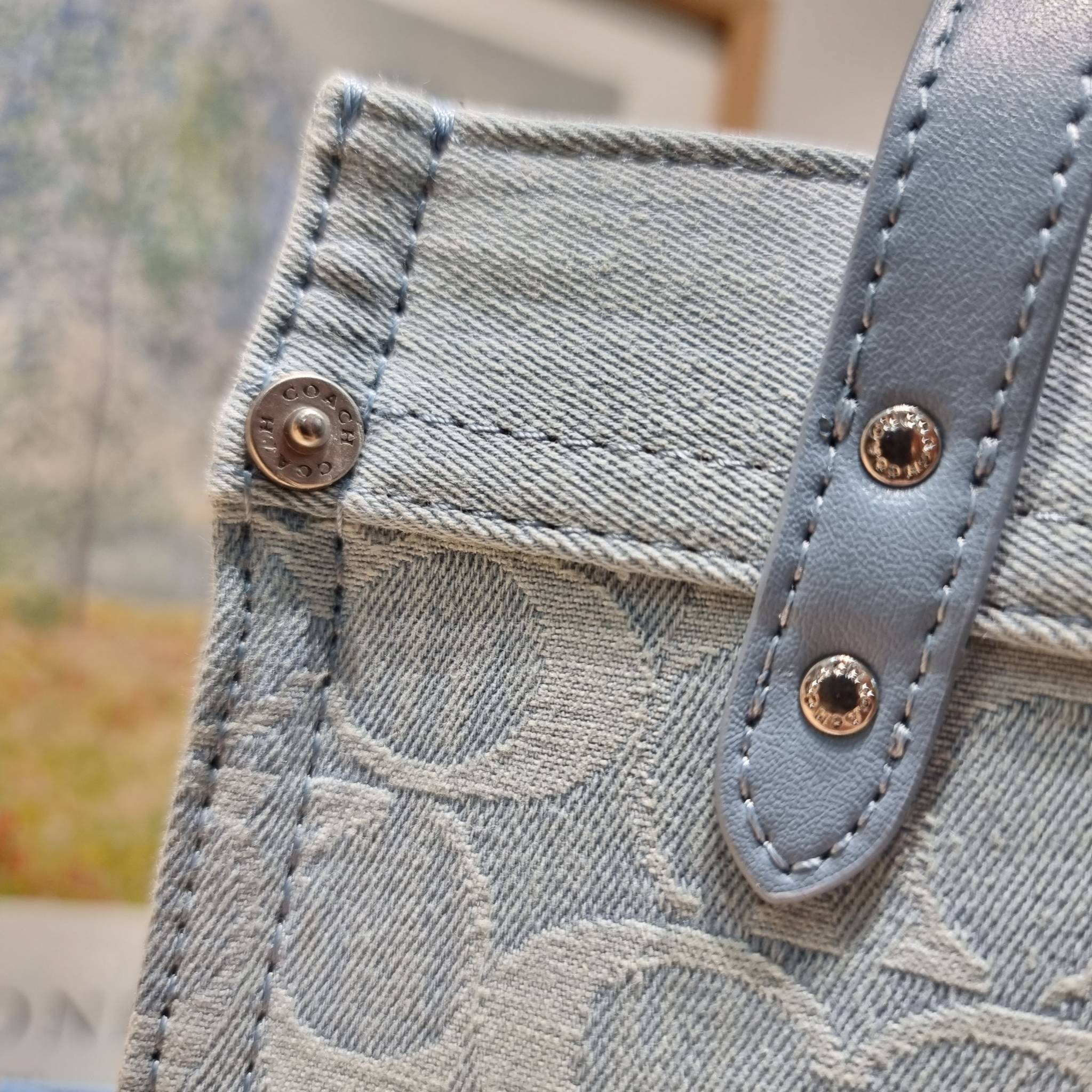COACH FIELD TOTE 22 IN SIGNATURE DENIM / CJ853 คอลเลคชั่นใหม่ พร้อมสีใหม่ยังไม่เข้าไทย ให้ทุกคนได้มีสวยก่อนใครไปเลย!! กับกระเป๋าทรงโท้ท ไซส์กำลังสวย ดีเทลปั๊มผิวเต็มใบ ดูดี มี texture บวกกับสายสะพายสปอร์ตสีตัดกับกระเป๋า