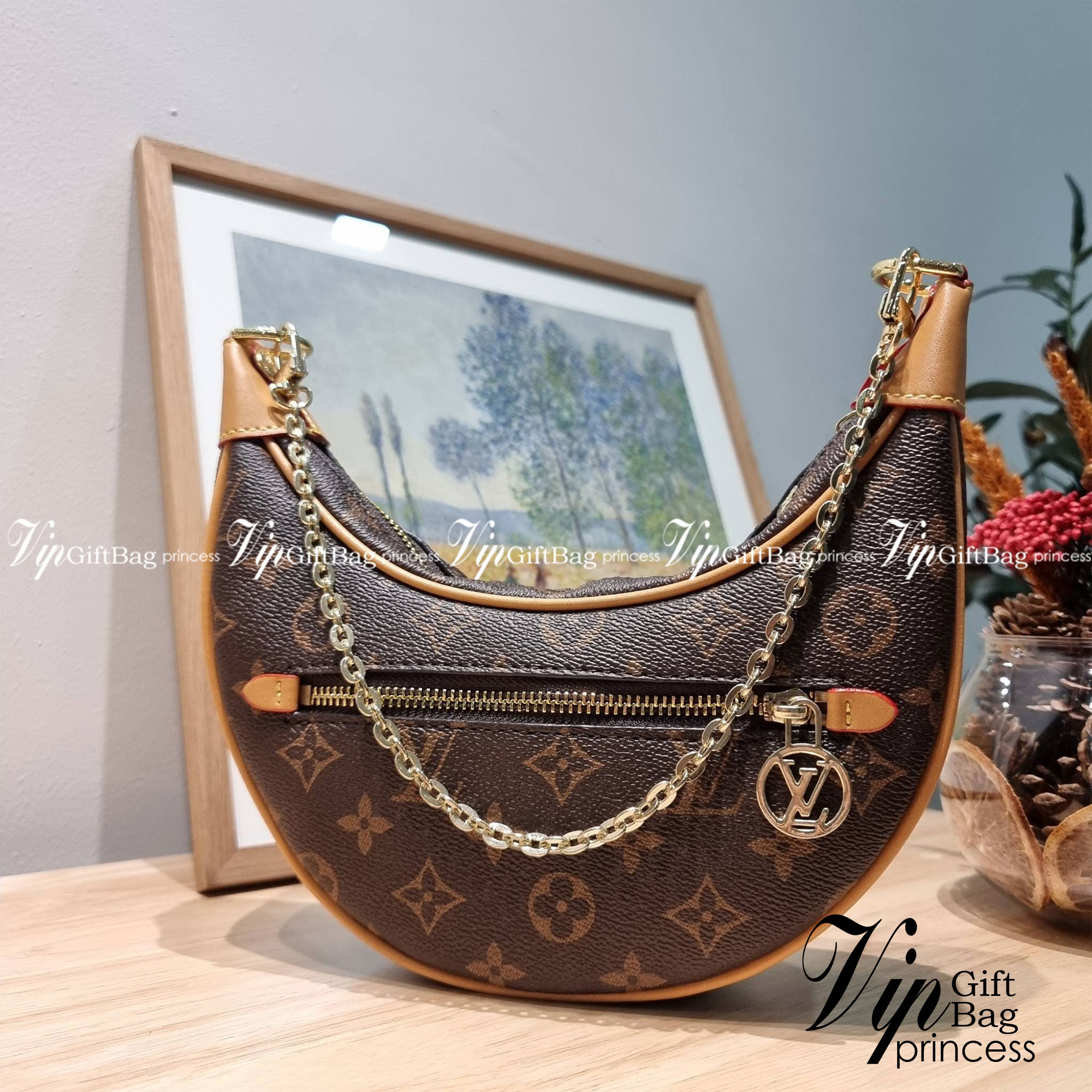 สุดยอดเดอะเบสท์ไอเท็ม ต้องยกให้เลย กับกระเป๋าสะพายทรงบาแกตต์ สวยหรู ดูแพงมาแต่ไกล LV loop bag ยังคงคลาสสิค ผู้ดี หรูหรา ขนาดกำลังพอดี ใส่โทรศัพท์ได้ทุกรุ่น วัสดุหนังแคนวาสคุณภาพ ด้านหน้ามีช่องซิปแยก สายสะพายมีมาให้ถึง 2 แบบ สลับใช้ได้เลยแบบไม่มีเบื่อ จะลุ