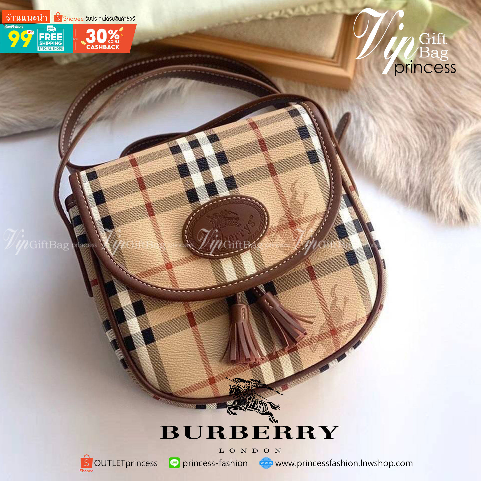 BURBERRY CROSSBODY VINTAGE BAG VIP GIFT WITH PURCHASE (GWP) พรีเมี่ยมกิ๊ฟ Limited Edition จากBURBERRY วัสดุหนังPVC สวยอยู่ทรง เปิดปิดด้วยฝาปิดกระดุมแม่เหล็กประดับริบบิ้นพู่
