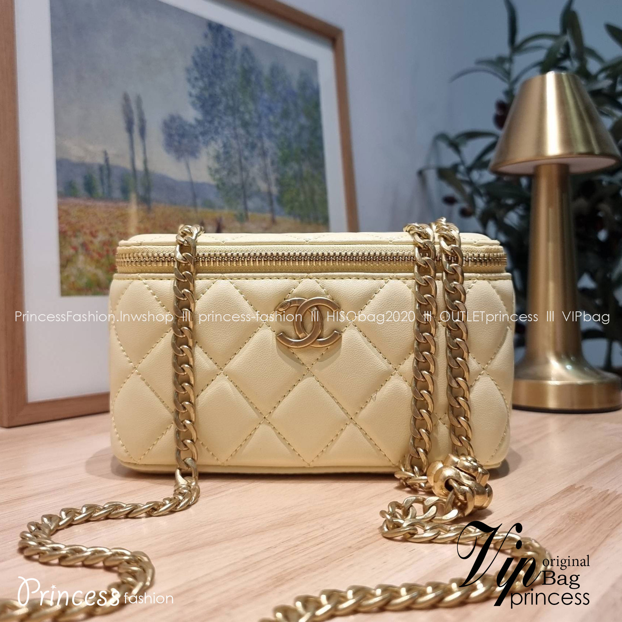 Chanel camellia vanity case bag พลาดไม่ได้เลยกับคอลสุดแซ่บ ดีไซน์ใหม่ 2023 นอกจากความคลาสสิคของรูปทรง ตัวอะไหล่ก็ยังปรับเพิ่มดีเทลความหรู