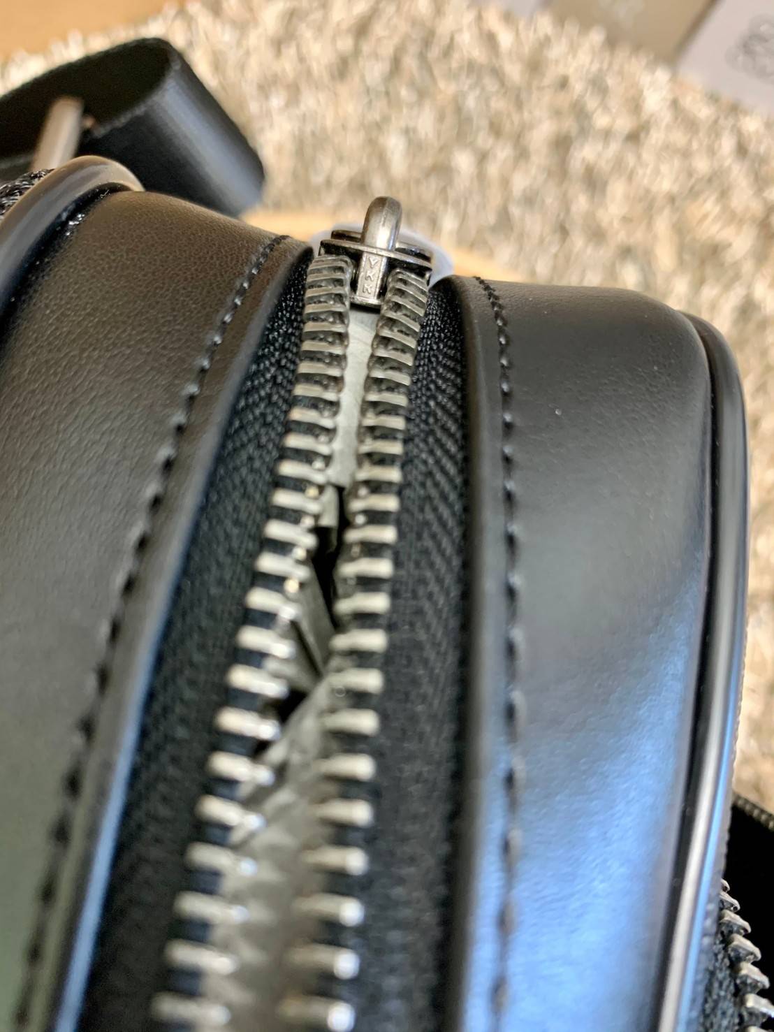 ใหม่ล่าสุด คุณผู้ชายห้ามพลาดเลยค่าา COACH GRAHAM PACK IN SIGNATURE ((89937)) พร้อมส่งที่ไทยค่ะ! กระเป๋าคาดอก สามารถคาดด้านหน้าหรือด้านหลังได้ตามแต่สะดวกค่ะ หนังแท้นิ่ม ทรงสวยมากๆค่ะสำหรับรุ่นนี้! มีช่องซิปตอนหน้าหนึ่งช่อง;ช่องหลักเปิดปิดแบบซิปคู่ ภายในโล่