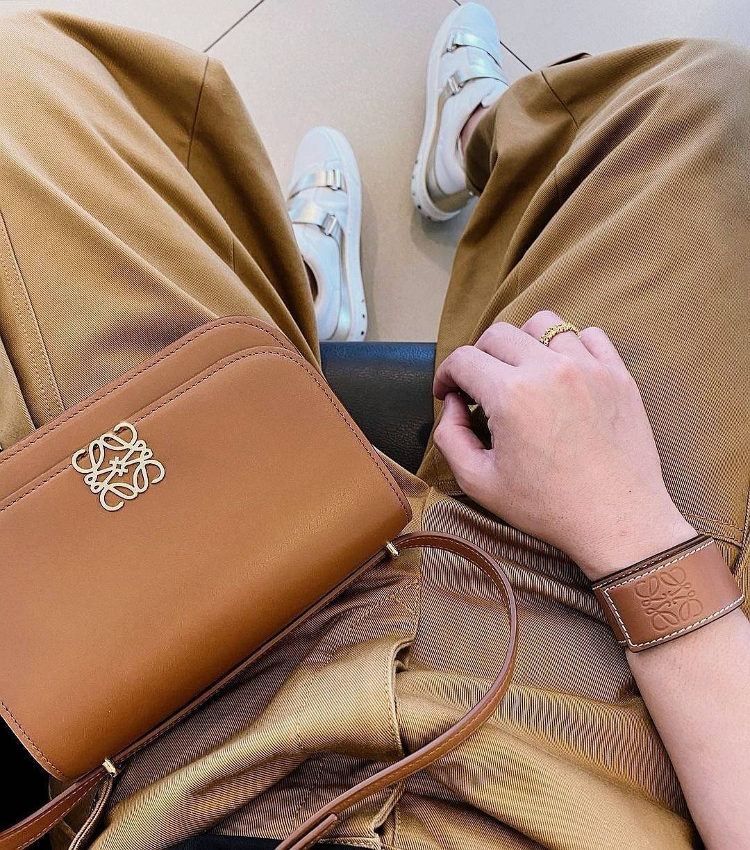 LOEWE CROSSBODYBAG VIP GIFT WITH PURCHASE (GWP) กระเป๋าสะพายพรีเมี่ยมกิ๊ฟ Limited Edition จากน้ำหอม LOEWE DUTY FREE วัสดุหนังแท้ Calf Leather หนังเรียบสวยอยู่ทรงดีไซน์สุดคลาสสิค เปิดปิดด้วยฝาปิดโลโก้แบรนด์อะไหล่ทองหรู ภายในมีช่องแบ่งหลายช่องแยกเป็นสัดส่วน