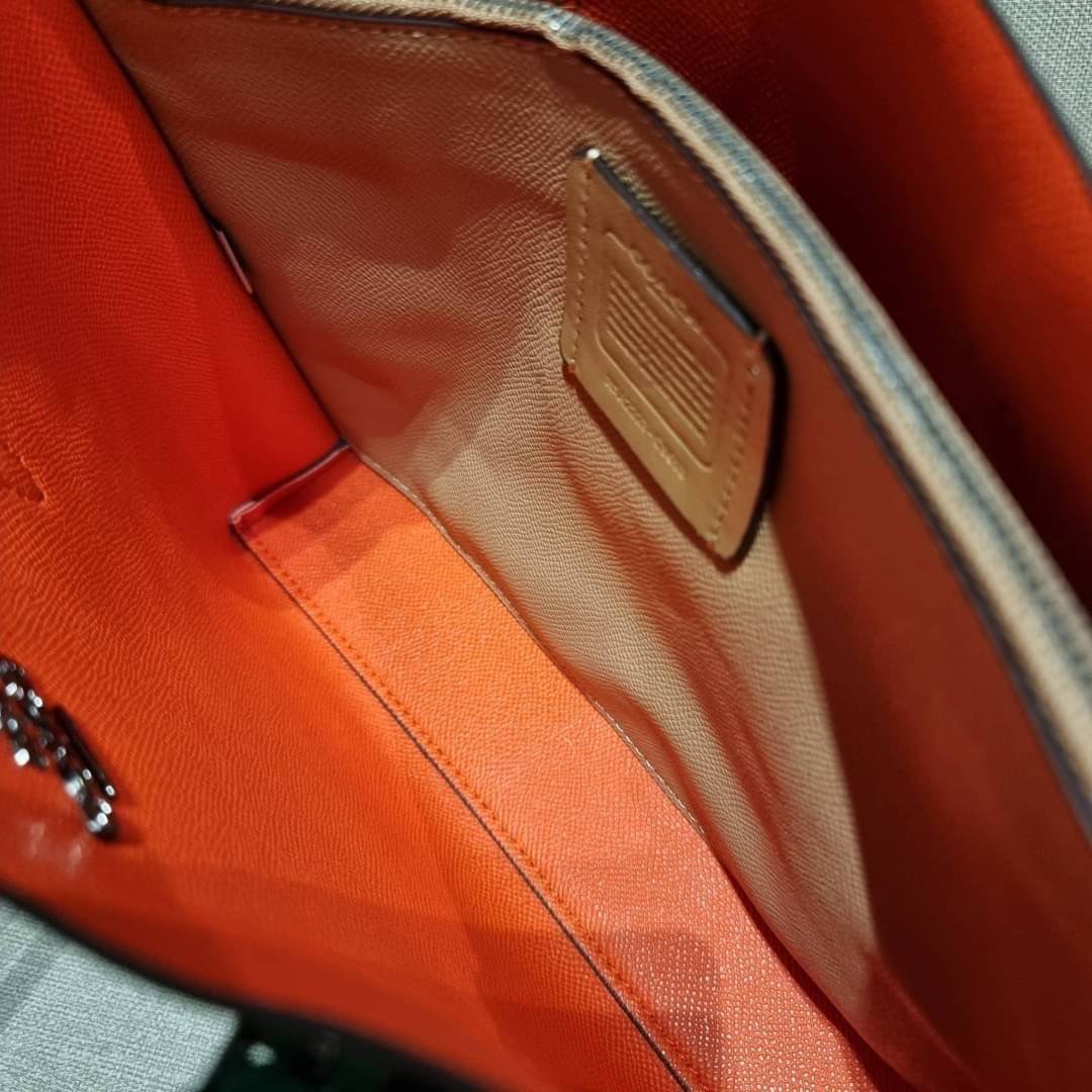 COACH C8613 MOLLIE TOTE 25 WITH MYSTICAL FLORAL PRINT คอลใหม่ล่าสุด ยังไม่เข้า shop ไทย สวยๆแบบไม่ต้องรอพรีฯให้ยาวนาน กับกระเป๋าโท้ทไซส์เล็กที่สาวๆต่างก็ต้องปักใจรัก สวยสมใจ ดีไซน์ลวดลายดอกไม้ คละเคล้าเต็มใบ สีสันสดใส น่าใช้สุดๆ วัสดุหนังแคนวาส ภายในโล่งก