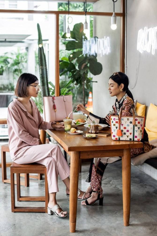 ของแท้ 💯% Tory burch perry coupe small triple-compartment tote bag เปลี่ยนบรรยากาศมาพักผ่อนแบบ Staycation สร้างสีสันให้วันพักร้อนสไตล์สาว Tory Burch กระเป๋าหลากสีสัน