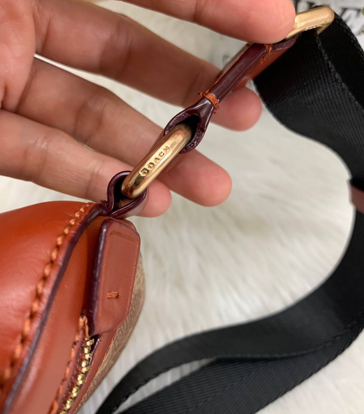 LIMITED EDITION !! COACH BELT BAG IN SIGNATURE WITH REXY BY GUANG YU กลับมาอีกครั้งกับ Coach X Disney สวยงามมากๆค่ะ คาดอก คาดเอวได้ ลาย C ตัดขอบหนังเรียบ มีช่องซิปทั้งหน้า//หลัง ใส่มือถือได้ทุกรุ่น;พาสปอร์ตได้ ;กระเป๋าเงินใบกลางได้;อื่นๆจำเป็นได้ครบค่ะ.