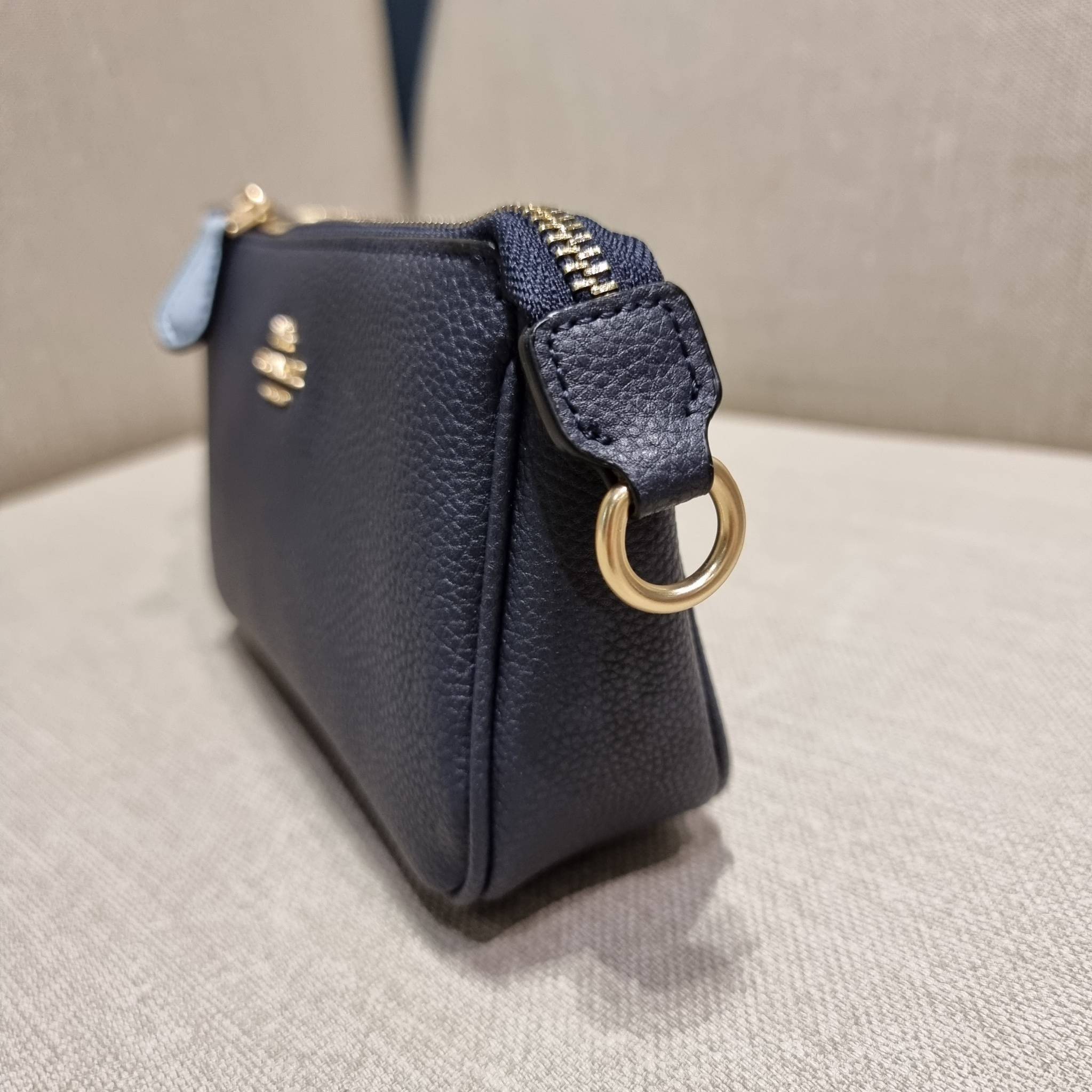 COACH C4233 NOLITA 19 WITH WHIPSTITCH คอลเลคชั่น rare item น่ารักน่าใช้ ในสไตล์คลาสสิค กระเป๋าทรงพอชขนาดมินิ ที่สามารถสะพายไหล่ และกึ่งคล้องมือใช้ได้ 2 สไตล์ ปรับสายให้มาเกี่ยวฝั่งเดียวเพื่อใช้เป็นคล้องมือ หรือปรับเกี่ยวอีกฝั่งใช้คล้องแขน คล้องไหล่ก็เก๋มา