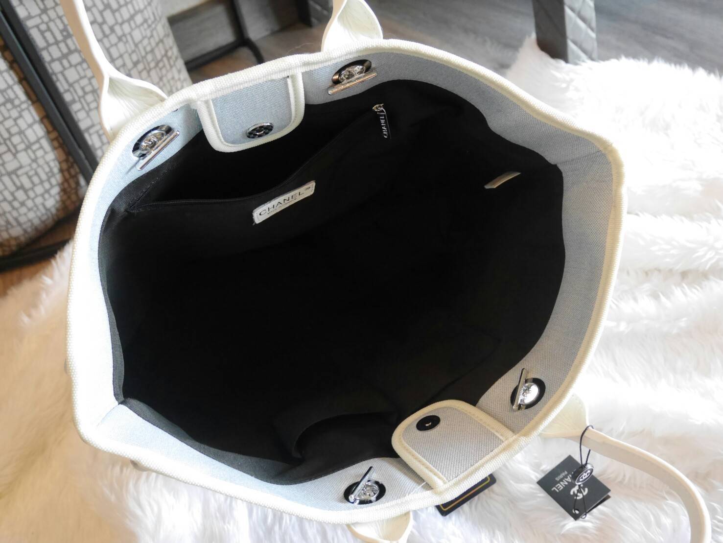 รุ่นใหม่ล่าสุด!! ที่สาวๆรอคอย Chanel tote canvas bag จากงานพรีเมี่ยม VIP GIFT รุ่นดังเลยค้า Size ใหญ่อลัง บอกเลยว่า **งานดีที่สุด ตัวกระเป๋า กระเป๋าผ้าเป็นผ้า canvas เนื้อดีสมราคา สัมผัส นุ่มลื่นมือมากกกก อะไหล่เงินปั้มแบรนด์แท้ทั้งใบ ด้านหน้าปัก logo แบร