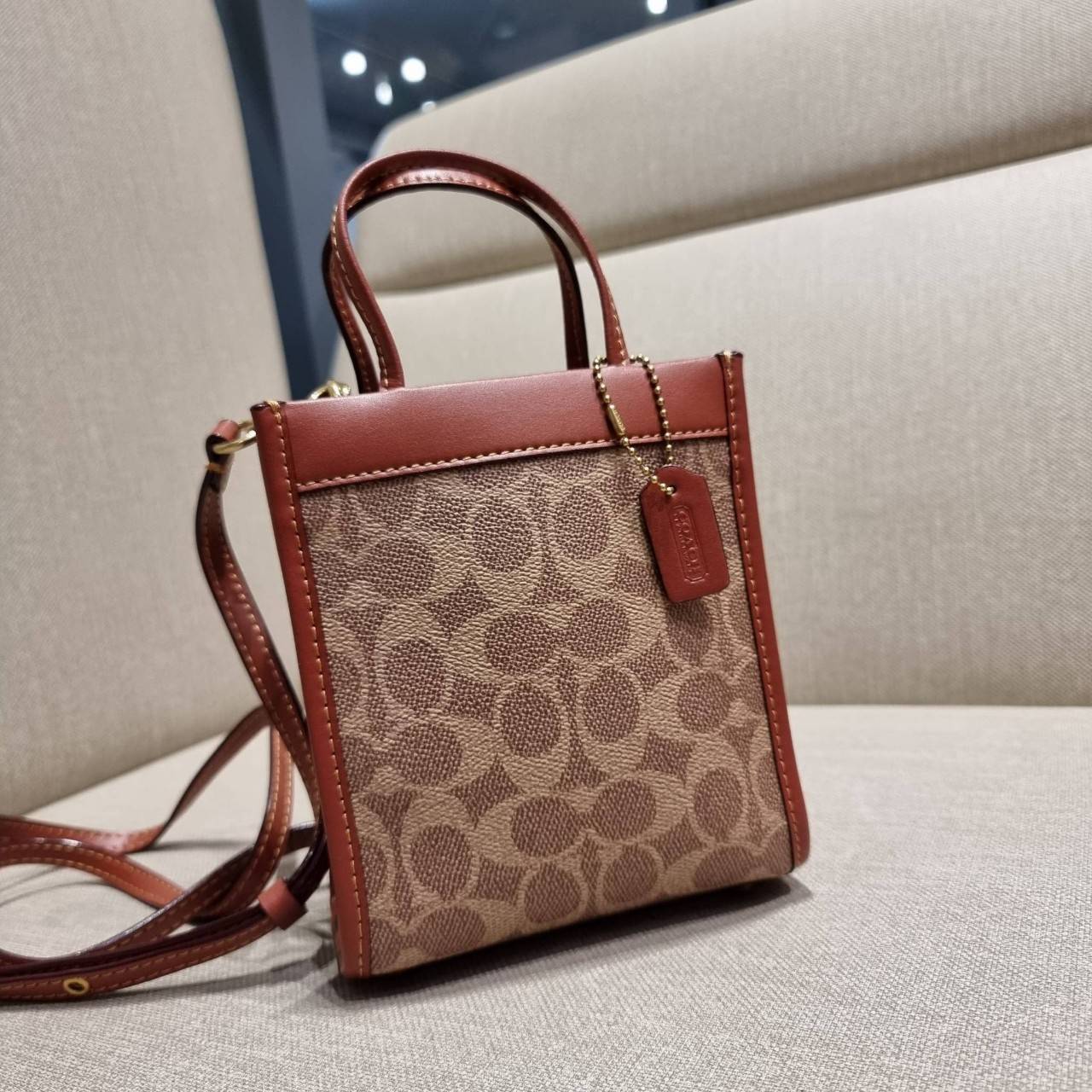 COACH C5277 MINI CASHIN TOTE IN SIGNATURE CANVAS กระป๋าสะพายข้างไซส์มินิ ไอเท็มหายาก!! ที่น่ารักที่สุด!! น่าใช้ไม่อยากวาง!! ยกให้น้องสาวใบนี้จริงๆ ดีไซน์รูปทรงโท้ทคลาสสิค วัสดุหนังแคนวาสสลับหนังแท้ มีหูจับในตัวและสายสะพายข้าง ปากกระเป๋ามีสายหนังแถบแม่เหล็