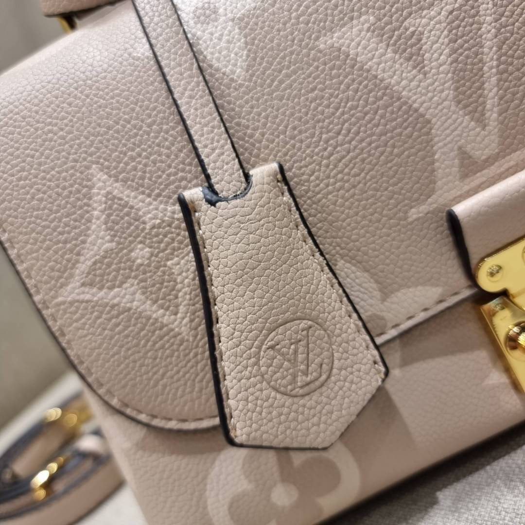 VIP 🥂 LV MADELEINE BAG ใหม่ล่าสุด อีกหนึ่งรุ่นคลาสสิคหายาก ที่สาวๆรอคอย กระเป๋าถือ/สะพายข้าง ดีไซน์เรียบง่าย แต่เต็มไปด้วยดีเทลความหรู วัสดุหนังวัวปั๊มลายเอกลักษณ์ เปิด‐ปิดด้วยอะไหล่กดล็อคสีทองหรู และมีพวงหนังห้อยพิเศษแถมมาให้ด้วย ภายในแบ่งสัดส่วน