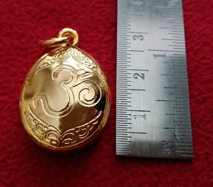 สินค้าหมดค่ะ ล็อกเก็ตพระพิฆเนศปางหริทราคณปติ(ปางรวยเสน่ห์-รวยทรัพย์)พื้นสีเขียวหลังโอมเลี่ยมทองไมครอนพร้อมใบคาถาค่ะ