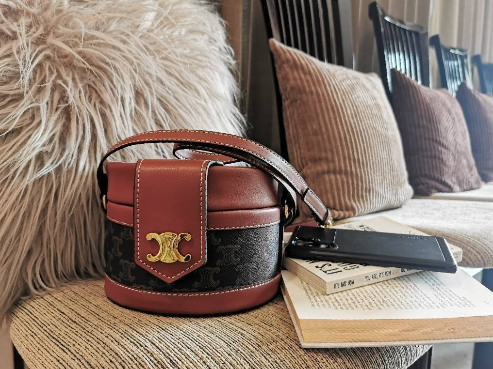 CELINE CROSSBODY BAG VIP GIFT WITH PURCHASE (GWP) พรีเมี่ยมกิ๊ฟ Limited Edition จาก CELINE PERFUME DUTY FREE COUNTER วัสดุ TRIOMPHE CANVAS & LEATHER ทรงกลมสวยหรูอยู่ทรงเปิดปิดด้วยฝาปิดกระดุมโลโก้แบรนด์ ภายในโล่ง สามารถใส่กล้อง มือถือ ของใช้ได้เยอะ สายสะพา