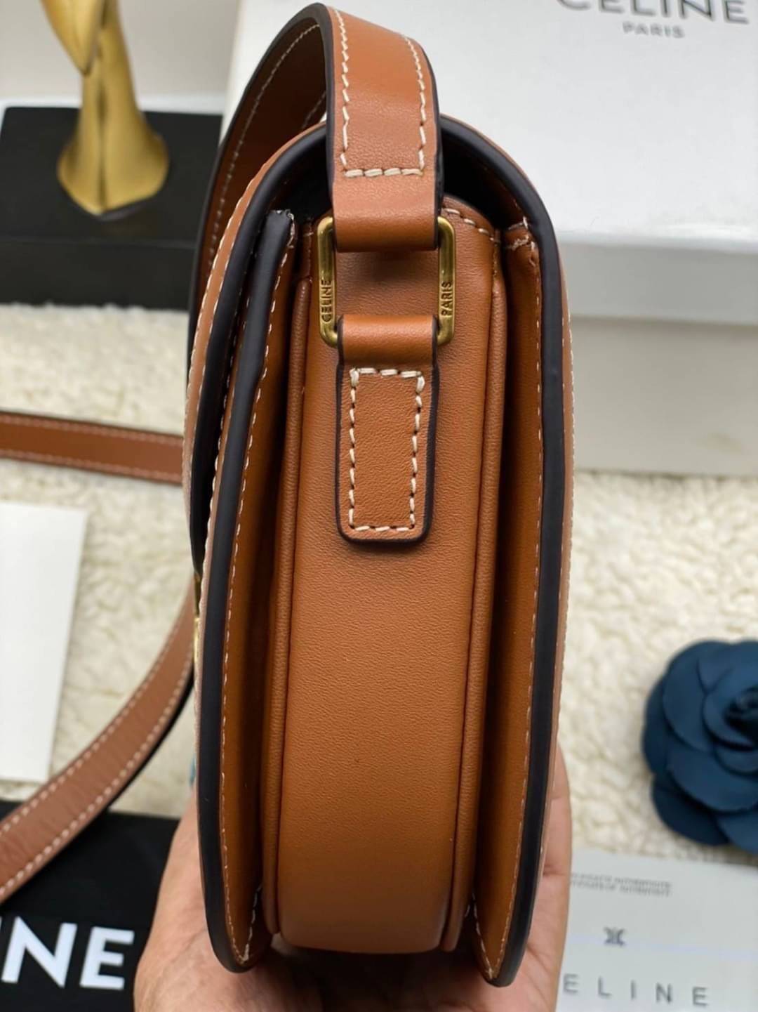 CELINE Teen BESACE TRIOMPHE in Triomphe Canvas and Calfskin Tan เกรดออริจินอล รุ่นใหม่ล่าสุด พร้อมส่งที่ไทย ภาพสินค้าถ่ายจากงานขายจริง ใช้งานต่างประเทศได้