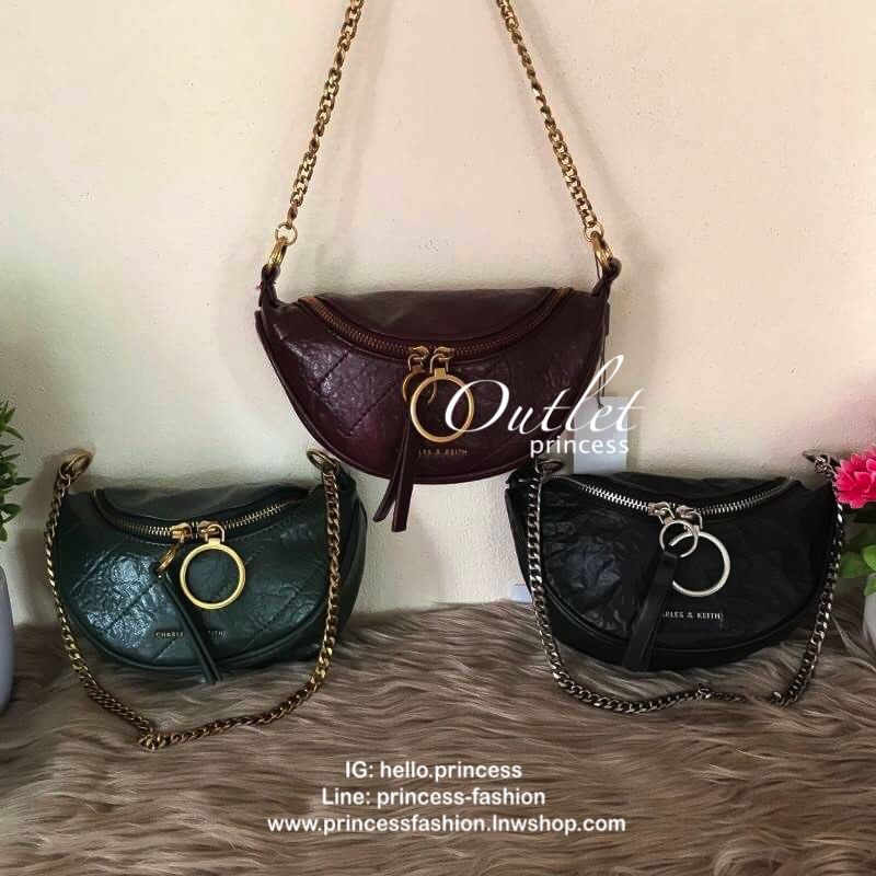 CHARLES & KEITH WRINKLED EFFECT RING ZIP TASSEL CROSSBODY BAG กระเป๋าสะพาย/คาดเอว/คาดอกรุ่นใหม่ล่าสุด เปิด-ปิดด้วยซิป ภายในโล่งกว้างมีช่องเล็กใส่บัตร จุของได้เยอะ ดีไซต์เก๋ไม่ซ้ำใคร มาพร้อมสายสะพาย 2 สายให้เลือกสะพายได้หลากหลายแบบไม่มีเบื่อแน่นอนจ้า