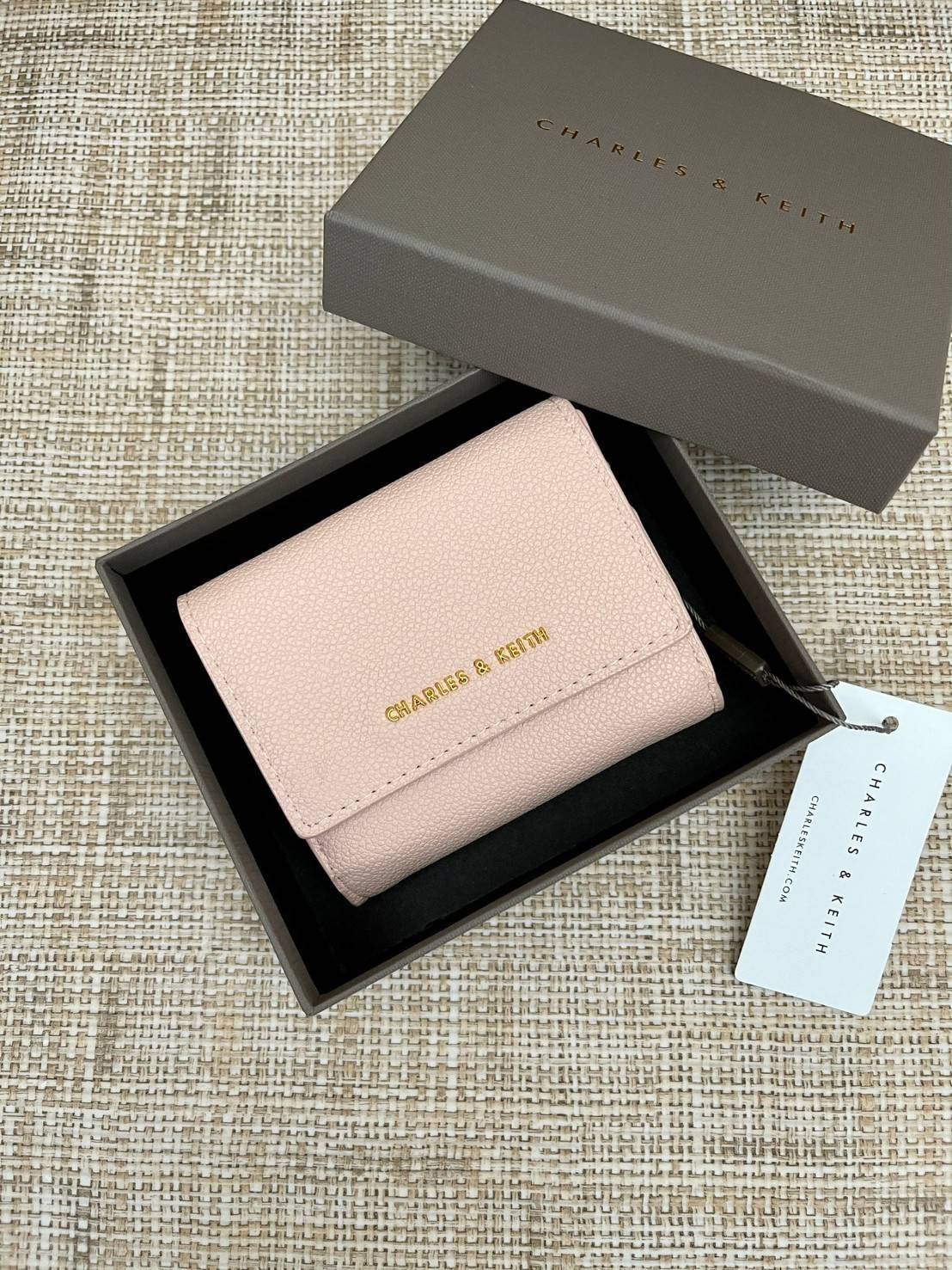 CHARLES & KEITH MINI SNAP-BUTTON SMALL WALLET กระเป๋าเงินใบ 3 พับสุดคลาสสิค ขนาดกระทัดรัดเหมาะกับการพกพาและใช้กับกระเป๋าใบเล็กมากๆเลยค่า