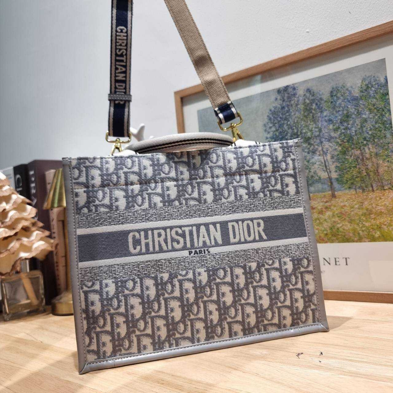 Dior small book tote bag กระเป๋าทรงโท้ทสุดฮิต ไซส์เล็ก ดีไซน์ใหม่ล่าสุด ที่มีทั้งความละมุนและหรูหรา