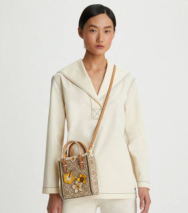 TORY BURCH T MONOGRAM BRAIDED MINI TOTE คอลเลคชั่นใหม่ พร้อมเสิร์ฟความสวยให้ถึงบ้าน!! รอบนี้จัดกระเป๋าทรงโท้ท ไซส์มินิมาให้สาวๆโดยเฉพาะ ดีไซน์ใหม่ล่าสุด สไตล์งานคราฟ มีลูกเล่นประดับดอกไม้กับตัวกระเป๋า วัสดุผ้า jacquard ตัดสลับหนังแท้ หูจับและขอบกระเป๋าตกแ