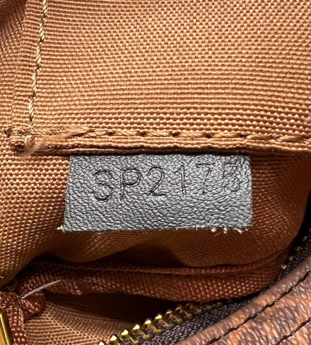 LV Keepall Bandoulière 25 Bag Monogram Dust กระเป๋าสะพายรุ่นใหม่ เพิ่มลูกเล่นใหม่ด้วยกลิ่นอายสไตล์เวสเทิร์นจาก Monogram Dust สุดไอคอนิกด้วยพู่ขนาดใหญ่โดดเด่น พิมพ์ลายโมโนแกรม สวยเท่คลาสสิกก่อนใคร