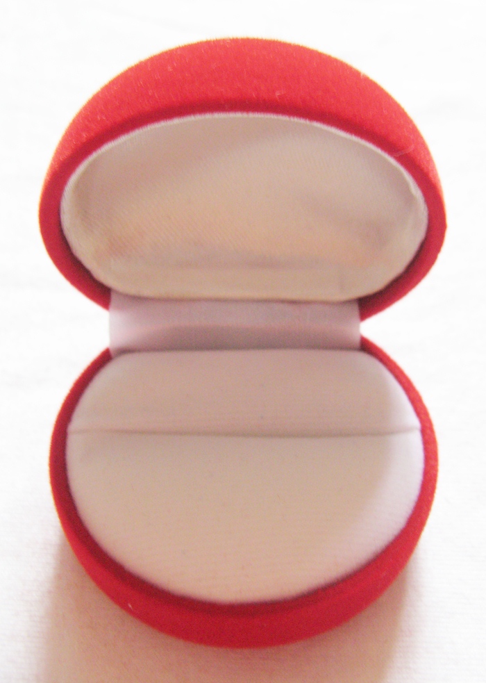 กล่องใส่แหวนทรงกลมสีแดงค่ะ