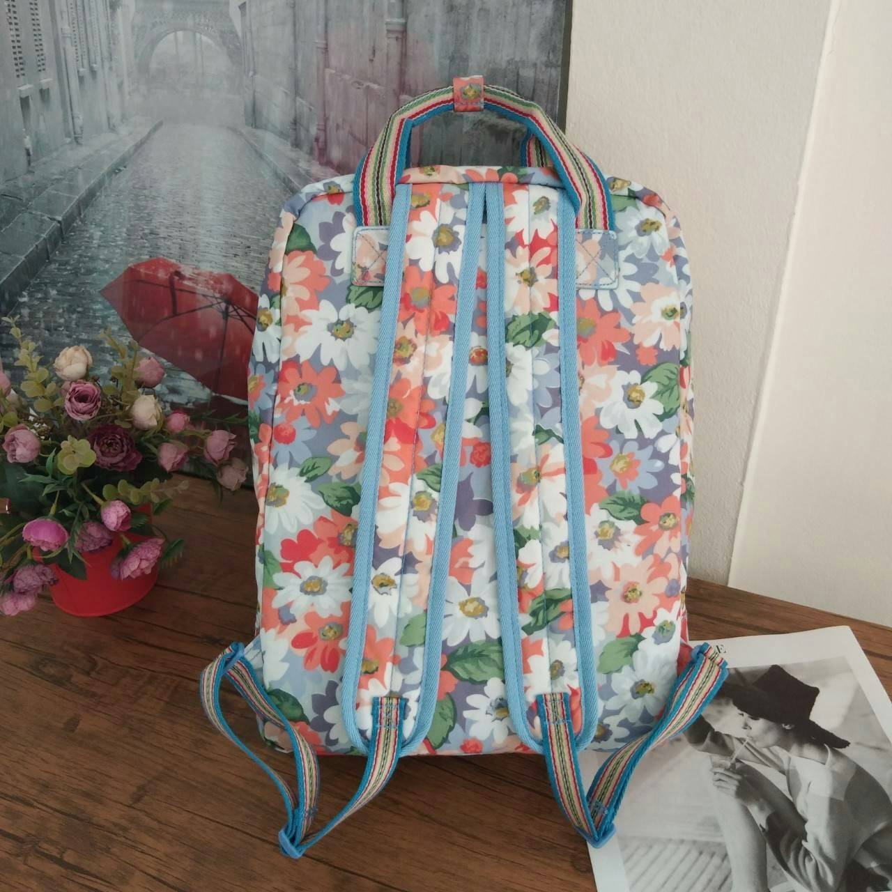 Cath Kidston Backpack Bag กระเป๋าเป้ สไตล์วินเทจ ด้านหน้ามี 1 ช่องซิป เปิดปิดด้วยซิป มีช่องหลักโล่งกว้าง และช่องเล็ก ใบนี้จุของได้เนอะ คุ้มค่าเกินราคาค่ะ