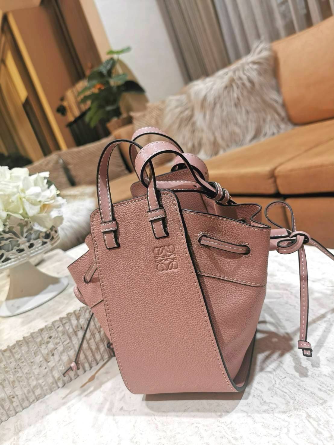 VIP 】เอาใจสายหวานกับสีพาสเทล!✴️ NEWIN! LOEWE HANDLE & SHOULDER BAG GIFT WITH PURCHASE (GWP) กระเป๋าถือหรือสะพายหนังแท้พรีเมี่ยมกิ๊ฟ Limited จาก LOEWE PERFUME DUTYFREE รุ่น Rare items สุดๆวัสดุหนังแท้ Calfskin หนังสวยดีไซน์คงเอกลักษณ์แบรนด์ สามารถปร