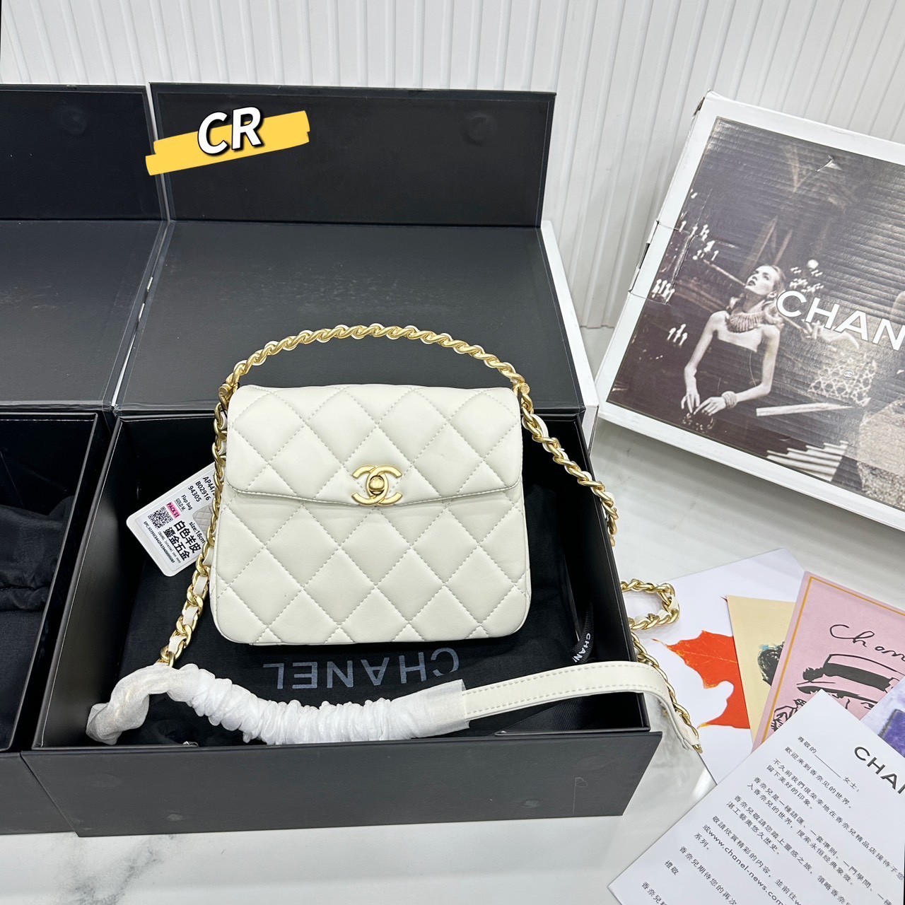 CHANEL flap bag on chain กระเป๋าสะพายสุดหรู สวยดูแพง รูปทรงคลาสสิค พร้อมหูจับร้อยโซ่สีทองขับผิวขนาดกำลังพอเหมาะ สะดวกต่อการพกพา หนังอย่างดีผิวสัมผัสดี