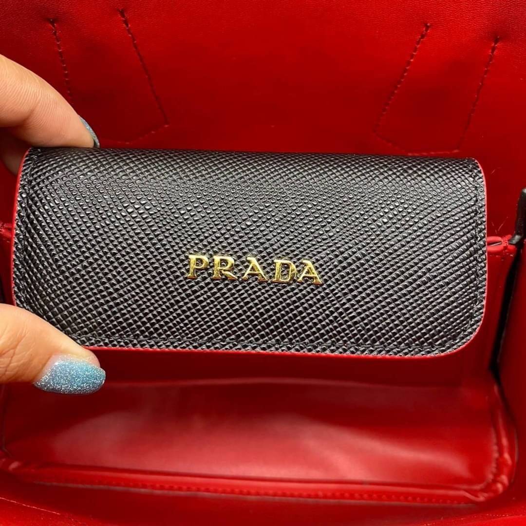 25cm Prada Small Saffiano Leather Double Bag / Prada Double Bag กระเป๋าสะพายพราด้า อีกหนึ่งรุ่นฮิต ให้พื้นที่จุของกว้างขวาง เป็น Tote Bag ใช้งานง่าย ได้ทุกที่ ทุกโอกาส ด้วยขนาดของกระเป๋าที่สามารถจุของได้หลากหลาย เป็นอีกรุ่นที่เหมาะสมสำหรับการเป็น Everyday