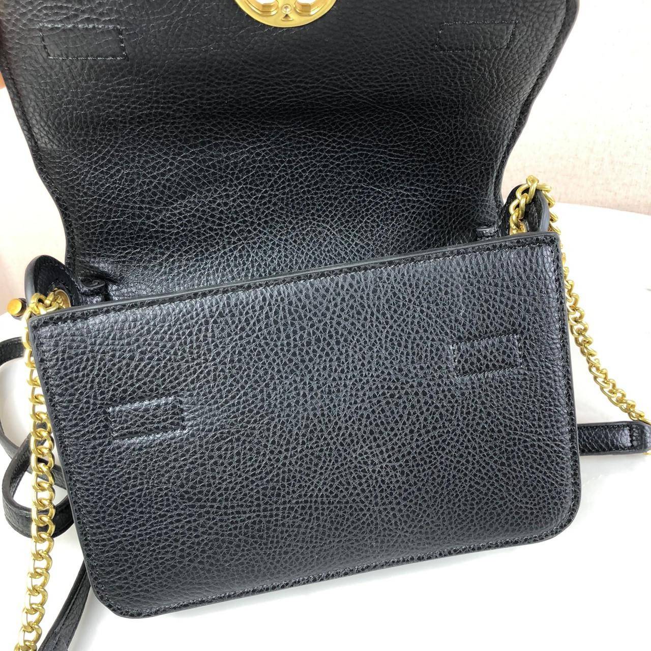 ของแท้ 💯% กระเป๋าสะพาย TORY BURCH มาพร้อมสายสะพายโซ่ มีหนังรองบ่าค่ะ เปิด - ปิดกระเป๋าด้วยกระดุมแม่เหล็กแบบซ่อน