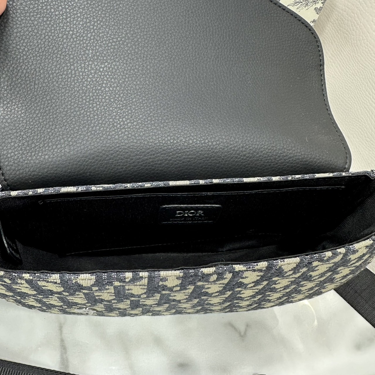 DIOR Saddle Messenger Bag Oblique Jacquard and Grained Leather กระเป๋าสะพาย Saddle pouch คู่ใจท่านชาย เอกลักษณ์ที่หรูหราตลอดกาล เกรดออริ 1:1