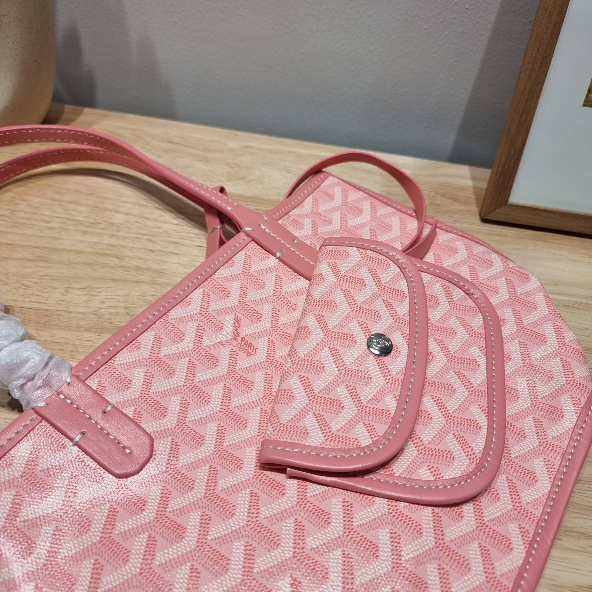 GOYARD MINI ANJOU REVERSIBLE TOTE ฮอตไอเท็ม กับกระเป๋าสะพายทรงโท้ท ไซส์มินิ กะทัดรัดมาก มาครบสีขายดี เลิศทุกสี รูปทรงคลาสสิค ดีไซน์เป็นเอกลักษณ์ ใช้งานได้หลากหลาย สามารถกลับด้านใช้ได้แบบไม่มีเบื่อ