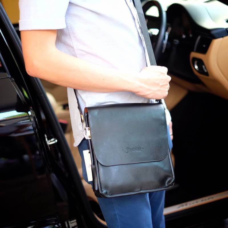 😎เอาใจหนุ่มๆบ้างค่า สำหรับ messenger bag หนังดี มากๆเลยน้า ลายหนังชัดสวย ใบนี้จากแบรนด์ Berke ตัวกระเป๋าขนาดกำลังดีเลยคะ สีดำด้านสวยมาก คลาสสิคสุดๆ มีช่องแบ่งเก็บของหลายช่องเป็นสัดส่วนมากๆคะ น้ำหนักเบา จุของคุ้ม สายยาว ปรับได้ free size สามารถสะพา