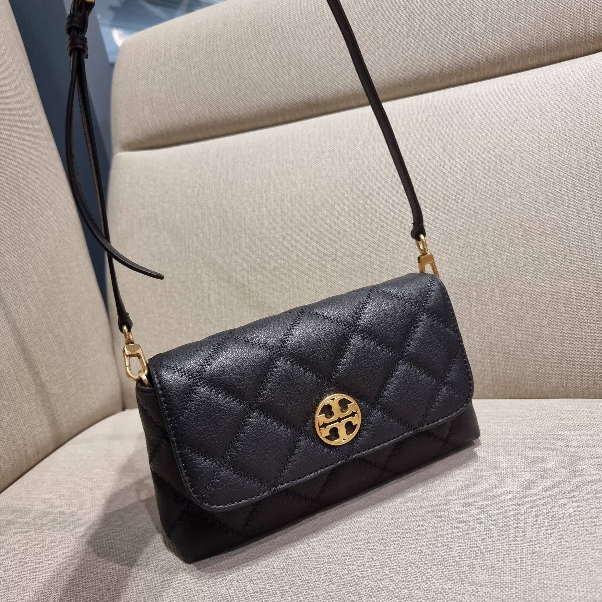 TORY BURCH WILLA MINI SHOULDER BAG ใหม่ล่าสุด พร้อมเสิร์ฟไม่ต้องรอพรีฯ กระเป๋าสะพายดีไซน์เลิศ ทรงสวย กะทัดรัด สะพายคล่องตัว ดีไซน์บุนวม เส้นคมสวยหรู