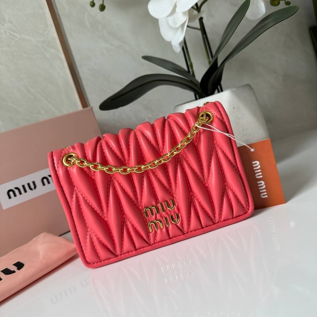 Miu Miu Matelassé Nappa Leather Mini Bag / Miu Miu Woman’S Bag Chain Mini bag กระเป๋ามินิรูปทรงสี่เหลี่ยมวัสดุหนังNappa มีความนุ่มมือและเงางาม