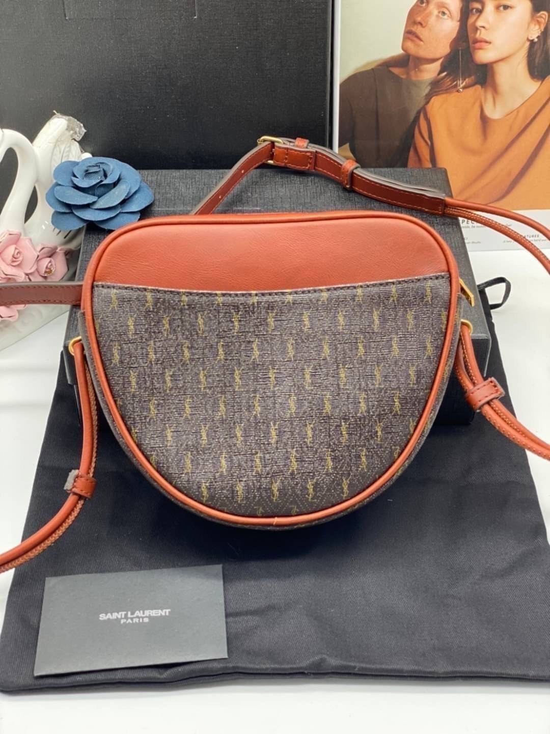 ORI SAINT LAURENT Leather-Trimmed Monogrammed Coated-Canvas Messenger Bag / YSL Messenger Bag เกรดออริจินอล หนังแท้ ใช้งานต่างประเทศได้ ภาพถ่ายจากงานขายจริง กระเป๋าสะพายสไตล์วินเทจ งานหนังแท้สวย โทนสีผู้ดีมากค่ะ ภายในโล่งจะสะพายไหล่ CROSSBODY ก็ดูดี สินค้