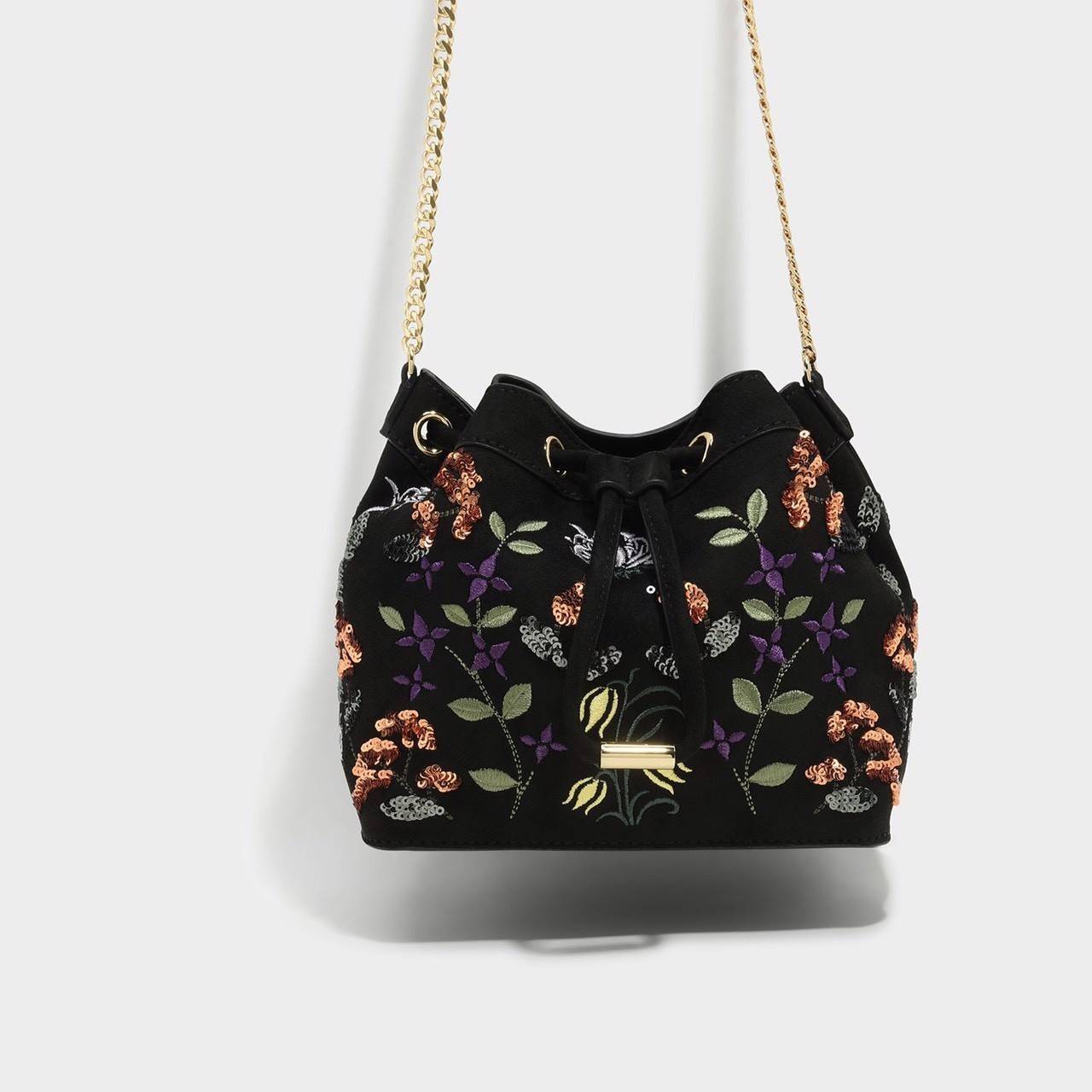 กระเป๋าสะพาย CHARLES & KEITH EMBELLISHED DRAWSTRING BAG SL2-20780488 ทรงขนมจีบ ปักลายดอกไม้ ชนชอป สิงคโปร์ 2018 สุด chic กระเป๋าผ้าผสมหนัง ปักลาย สีสันสวยงาม เปิดปิดด้วยหนังรูด อะไหล่ทองทั้งใบ สวย น่ารักกก!!! มากๆค่ะ นานๆจะผลิตออกมาวางจำหน่ายที สาวๆแฟน C&