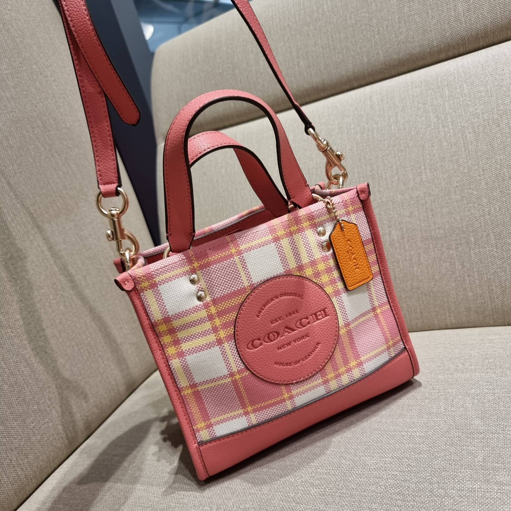 COACH C8198 DEMPSEY TOTE 22 WITH GARDEN PLAID PRINT AND COACH PATCH คอลใหม่สุดคิ้วท์ หวานๆใสๆ น่ารักชะมัด!! ดีไซน์ลายสก็อต เหมาะกับฟีลลิ่งปิคนิคเป็นที่สุด กระเป๋าทรงโท้ท ไซส์กำลังสวย ฟังก์ชั่นการใช้งานก็สะดวกที่สุด มีทั้งสายคล้องในตัว และสายครอสบอดี้ วัสด
