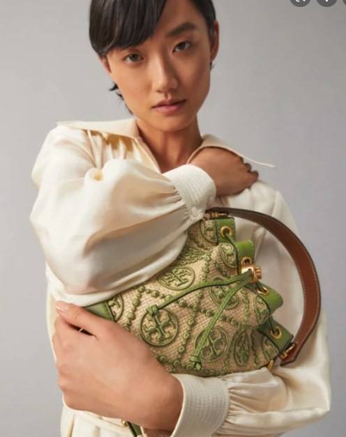 TORY BURCH T MONOGRAM STRAW BUCKET BAG NATURAL/SHISO 🌿สวยงามสะดุดตามากๆค่ะ จัดหนักกันไปเลยจ้า กับรุ่นที่สาวๆรอคอย พร้อมเสิร์ฟความสวยให้ถึงบ้านแล้วน้า กระเป๋าบัคเก็ตทรงยอดนิยม ดีไซน์ใหม่ล่าสุด ยูนีคไม่เหมือนใคร ลายสานเต็มใบพร้อมปักโลโก้เอกลักษณ์สีเ