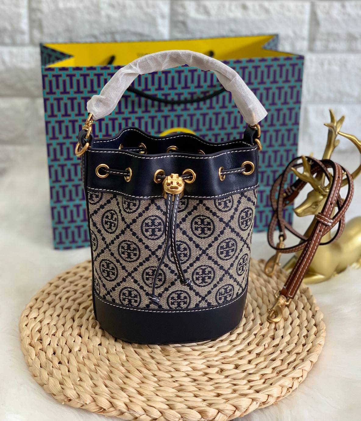 TORY BURCH T MONOGRAM JACQUARD MINI BUCKET BAG พร้อมส่งค่ะ! กระเป๋าทรงถังสุดฮิต ไม่ว่าลุคไหนๆก็สุดชิวว วัสดุผ้าJacquard+หนังแท้ ได้คลาสสิคมากๆค่ะ