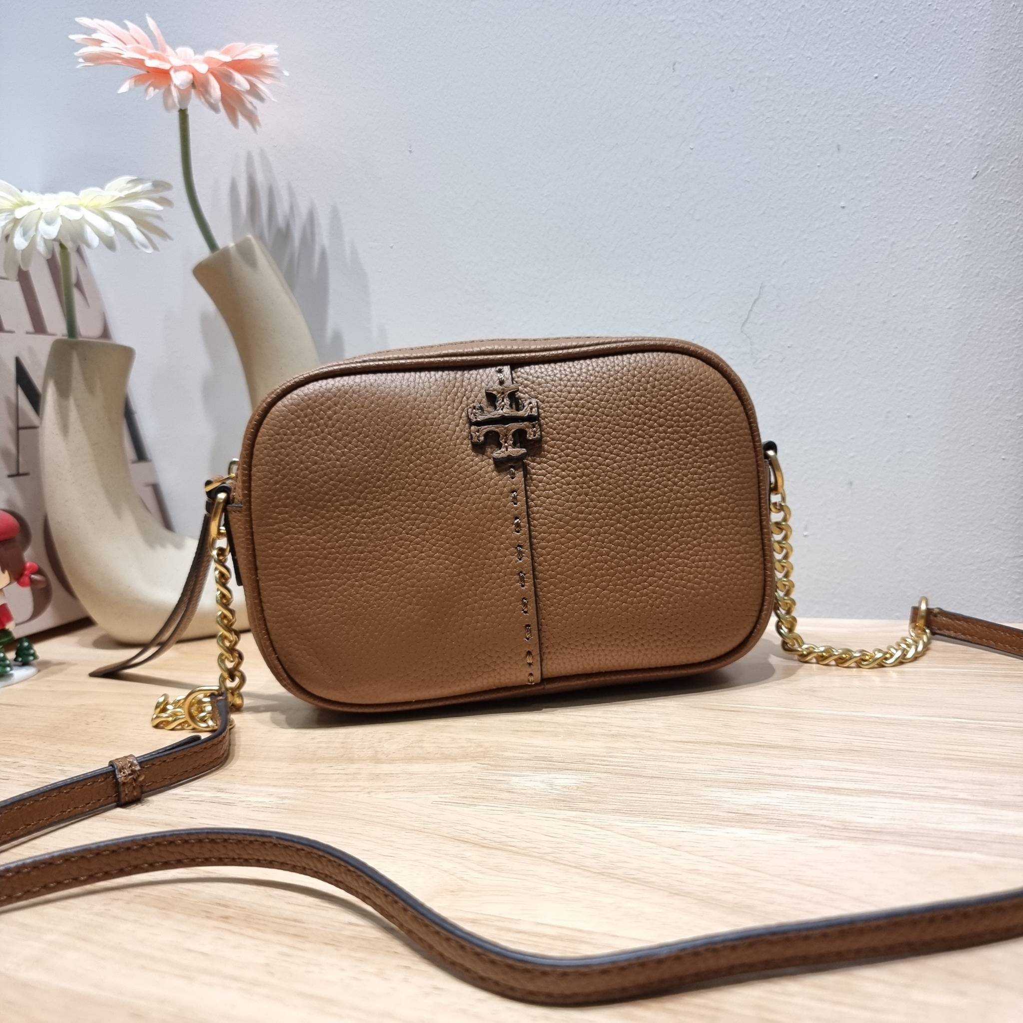 TORY BURCH MCGRAW CAMERA BAG ใหม่จากคอลเลคชั่นสุดคลาสสิค กับกระเป๋าสะพายข้าง ทรงกล่องไซส์กะทัดรัด น้ำหนักเบา ใช้งานง่ายด้วยซิปรูดเปิดปิด แมทช์ได้กับทุกสไตล์การแต่งตัว