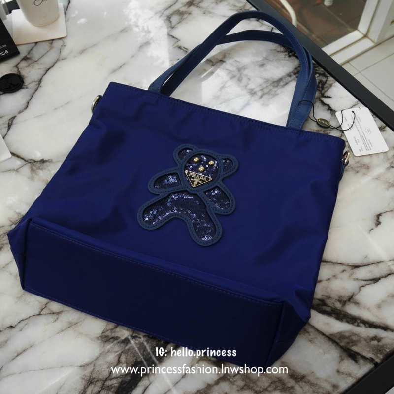 RESTOCK !! สองสีขายดี♡♡ กระเป๋าสะพาย *มีสายยาวให้คะ ทรง TOTE จากแบรนด์ PRADA มาค่า ตัวกระเป๋าเป็น nylon ทั้งใบ สะพายเป็น shoulder bag หรือถือได้ค่ะ ด้านหน้าเป็นลายหมี ปักกลิ้ตเตอร์ + logo brand ใช้แล้วสวยมากๆ อะไหล่ทองหรูมาก จุของคุ้ม ใส่หนั