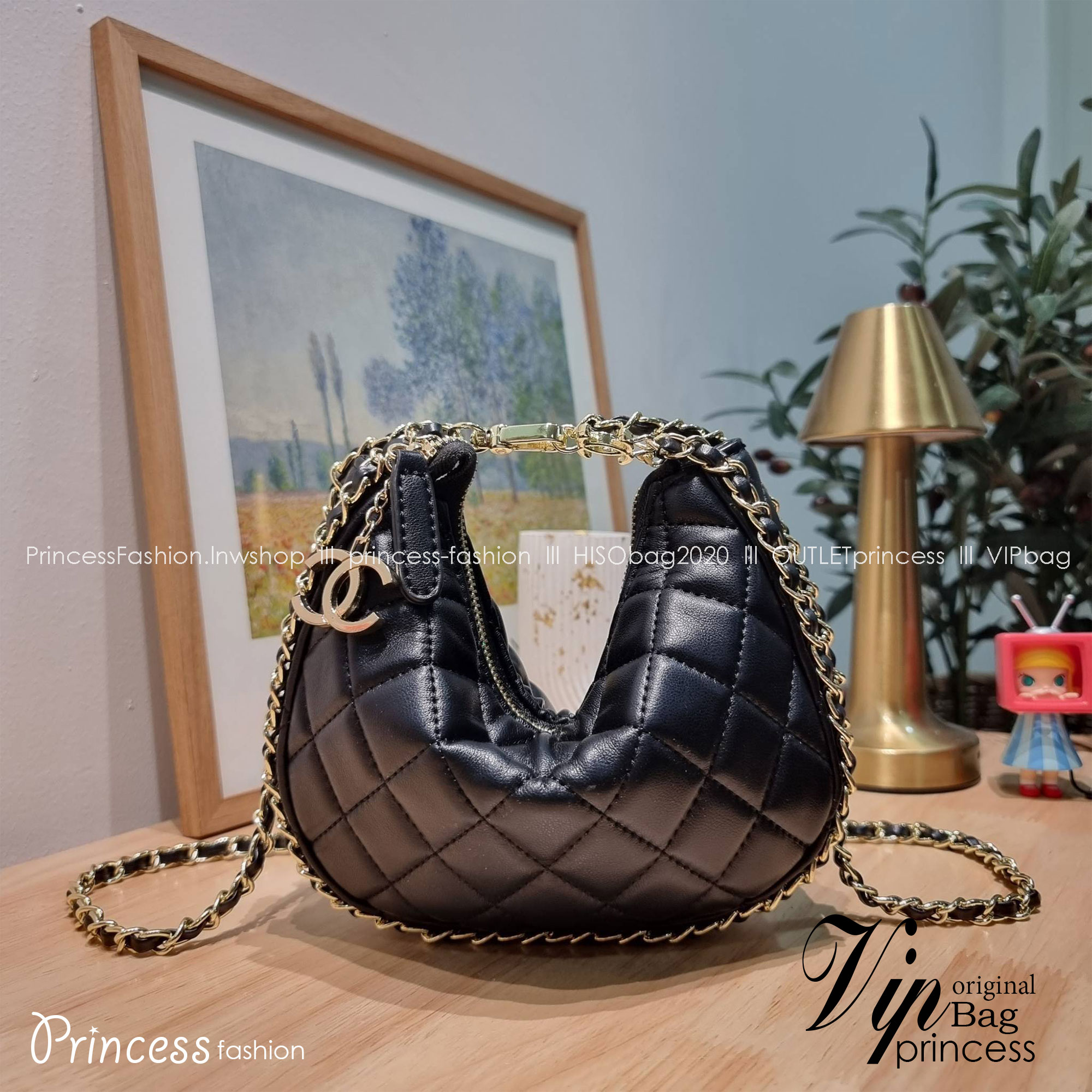 Chanel small hobo bag ใหม่ล่าสุดคอล 2023 กับกระเป๋าสะพายทรงโฮโบ ที่มีลูกเล่นให้สาวๆได้ใช้ไม่มีเบื่อ มีอะไหล่เกี่ยวปรับทรงได้ ดีไซน์โซ่ตกแต่งรอบตัว